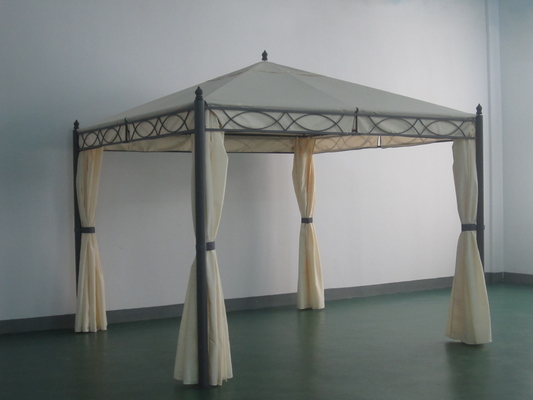Puente de pergola de acero y metal con cortina de poliéster