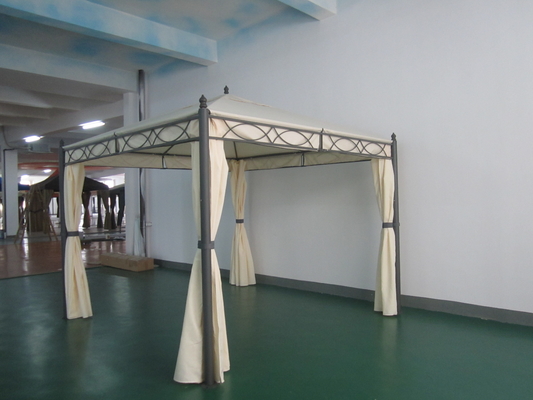 Puente de pergola de acero y metal con cortina de poliéster